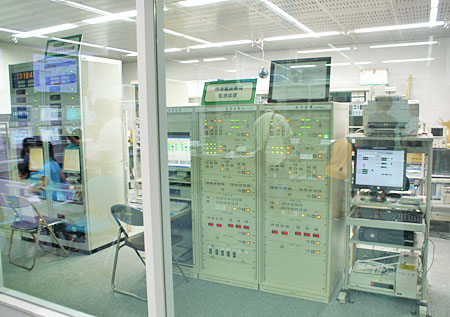 標準電波ＪＪＹ制御室